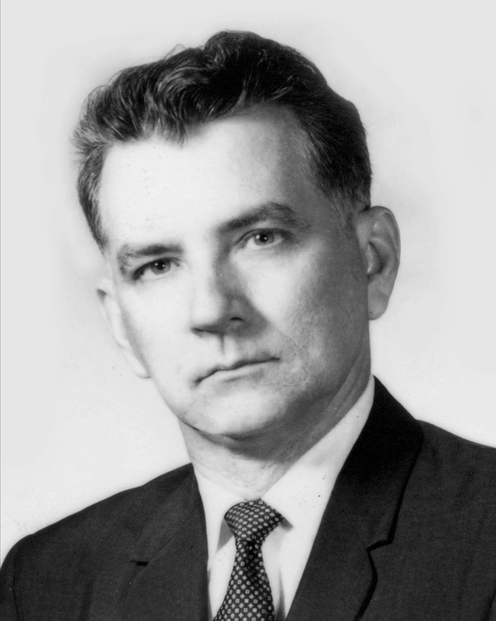 Retrato en blanco y negro del Dr. Alonso Roy
